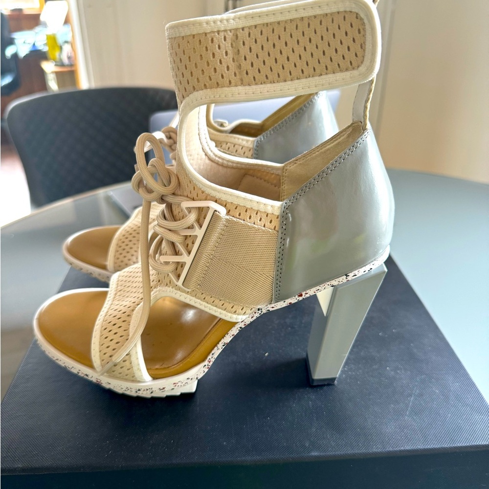 United Nude- Lev Nomad Hi in Nude size 39- BNIB